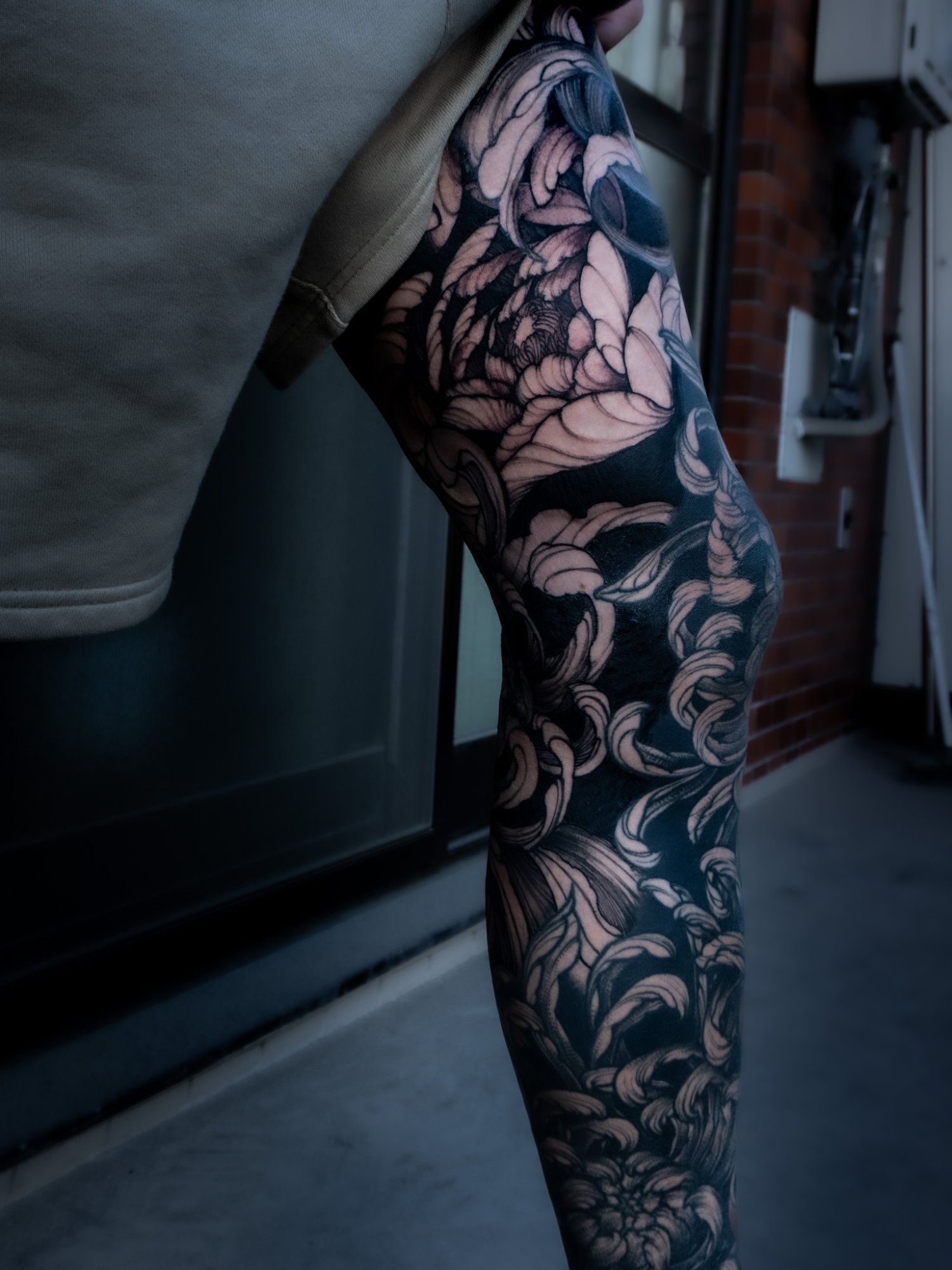 Freehand floral tattoo on torso by Lea Kim, Osaka